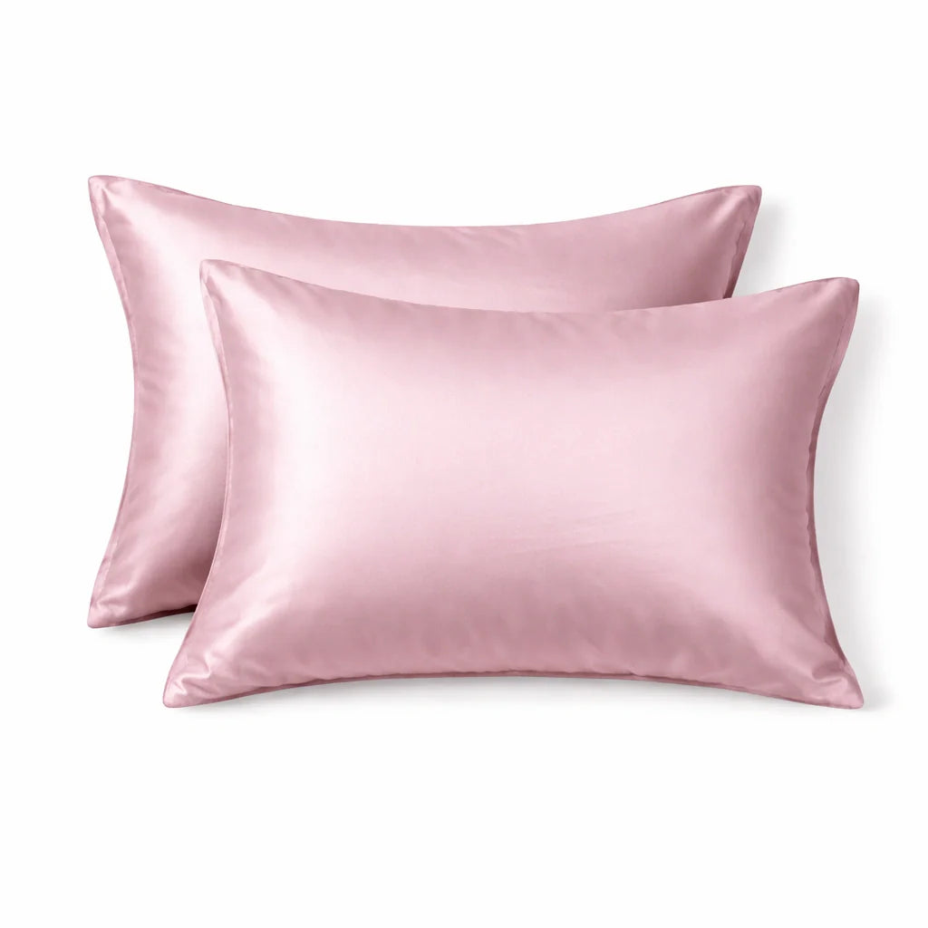 Taie de soie rose posée sur un lit moderne