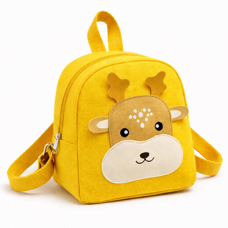 Détail des poches avant d'un sac à dos enfant