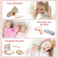 Accessoires de maquillage en bois sur une table pastel
