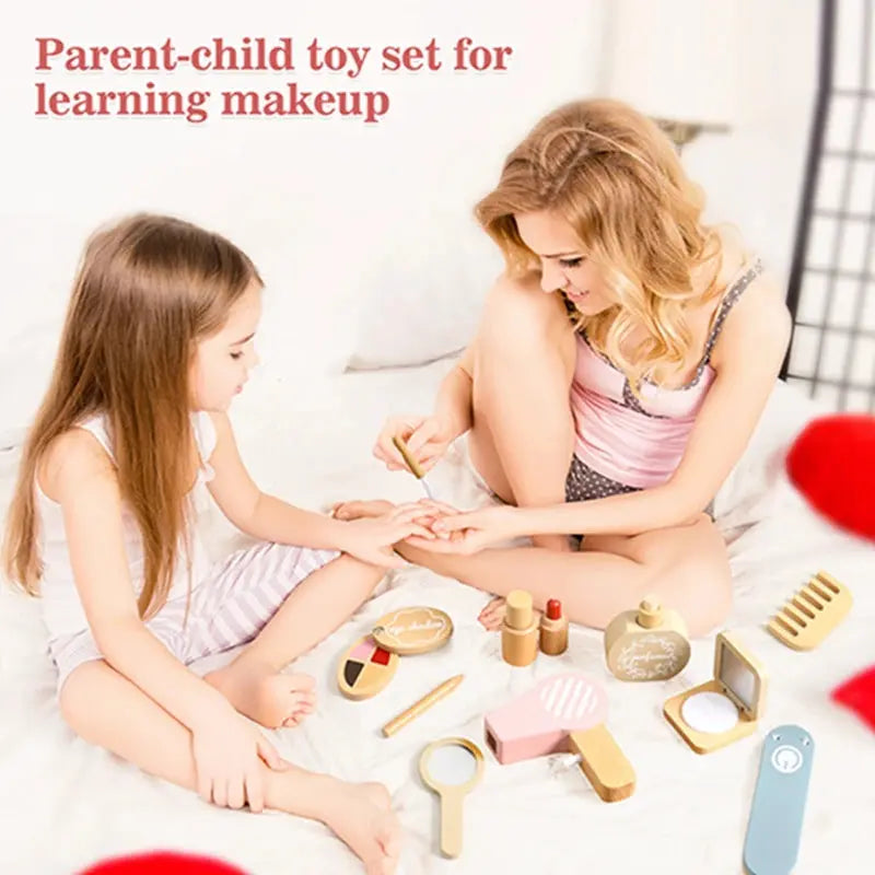 Enfant jouant avec un miroir et des cosmétiques en bois