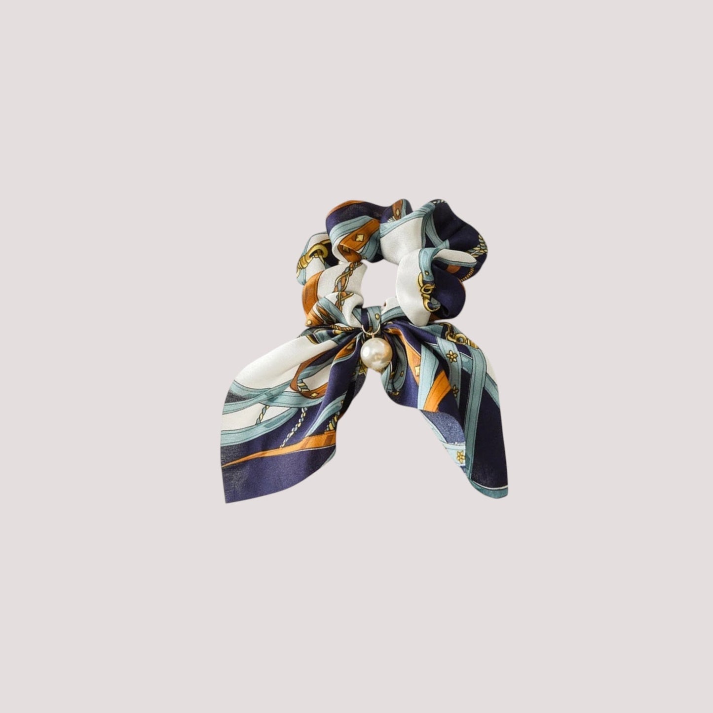 Chouchou foulard chic avec motifs élégants sur fond blanc