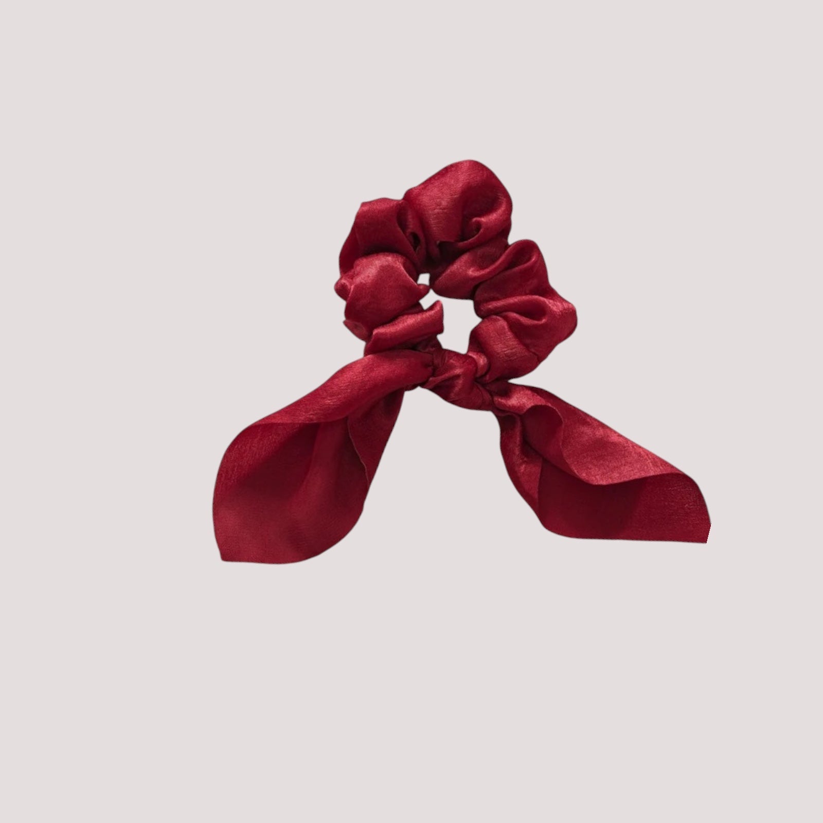 Chouchou foulard pourpre sur fond blanc, texture douce