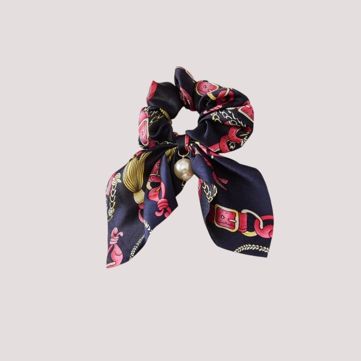 Chouchou foulard violet avec motifs élégants sur fond blanc