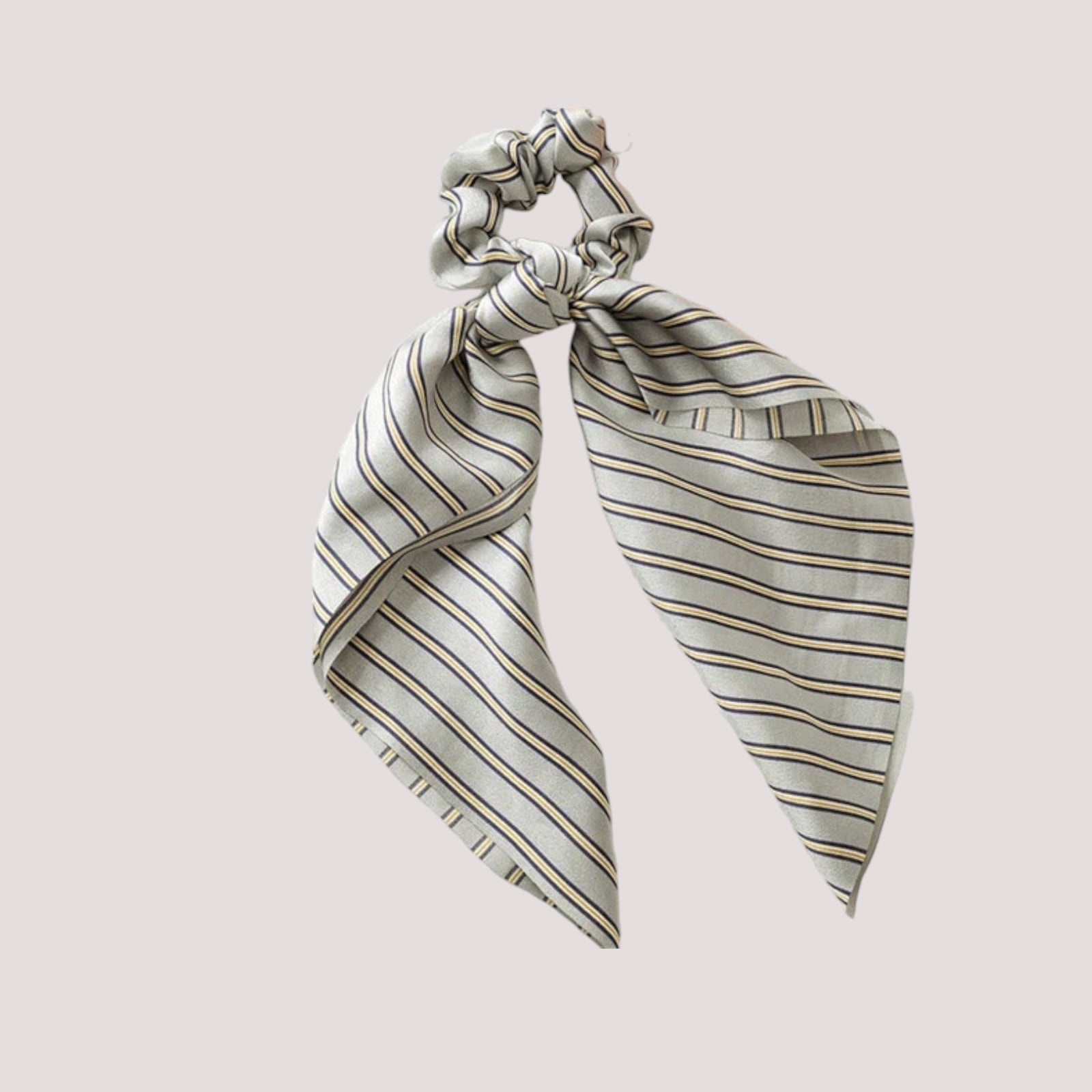 Chouchou foulard gris à rayures sur fond blanc