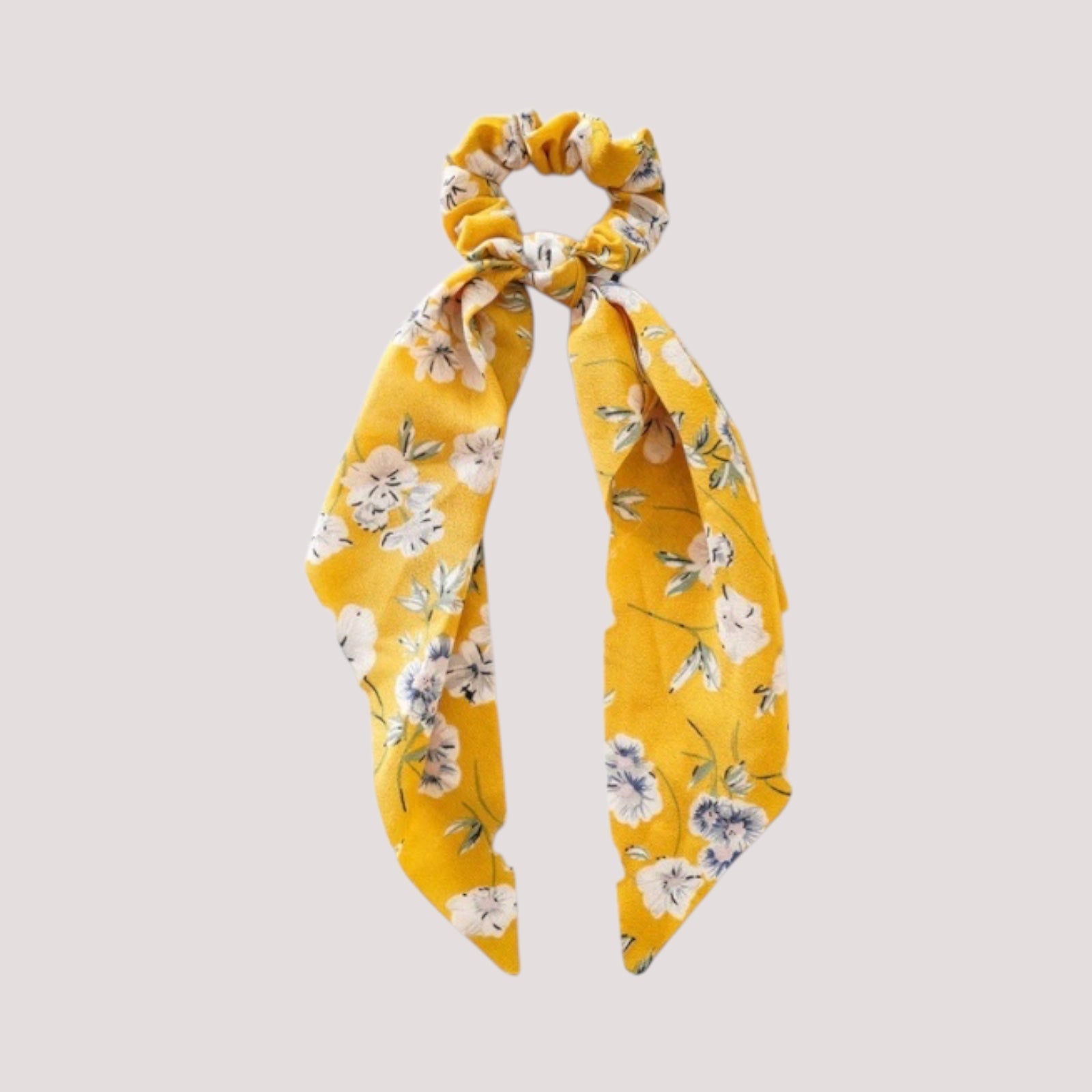 Chouchou foulard jaune en textile léger sur fond neutre