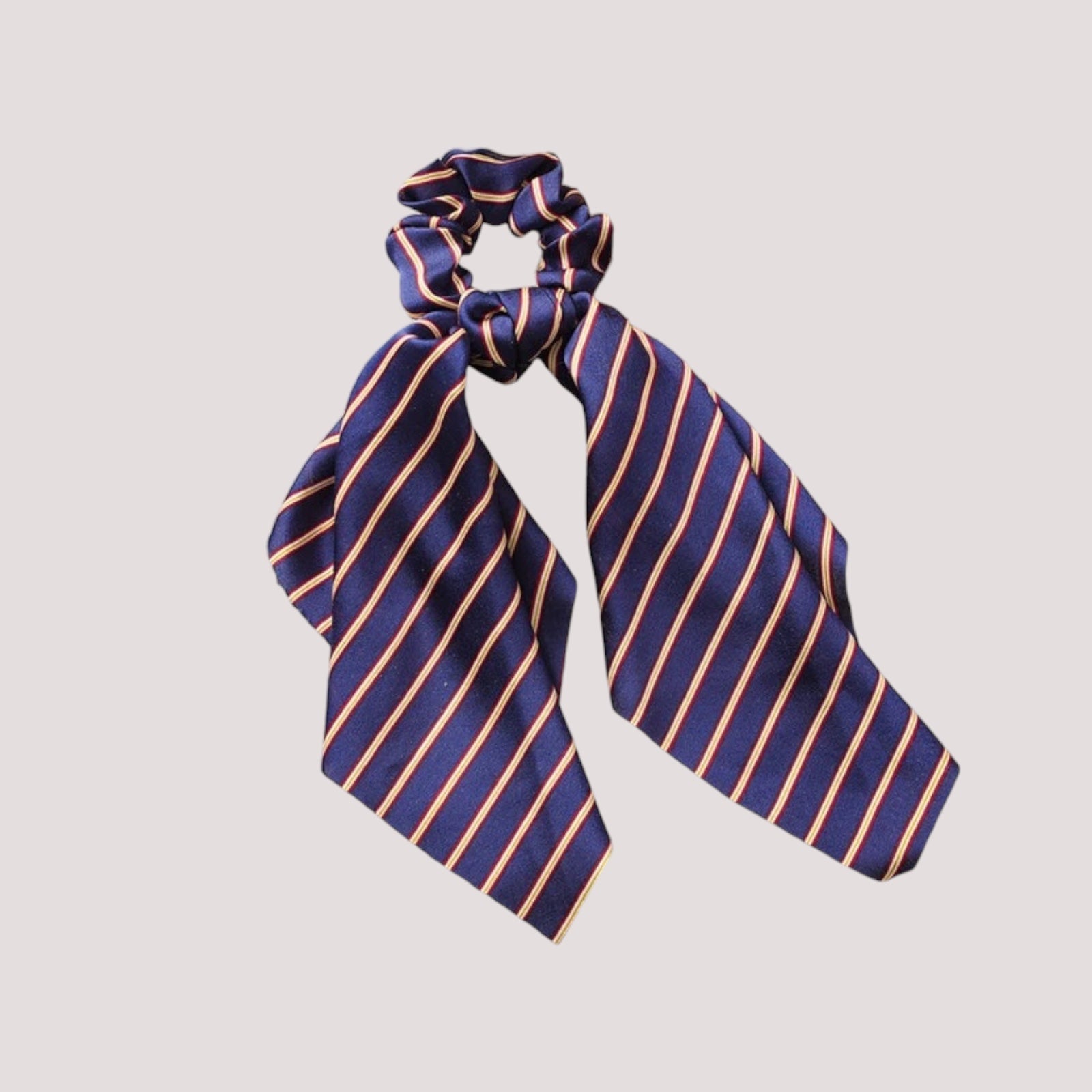 Chouchou foulard à rayures marines sur fond blanc