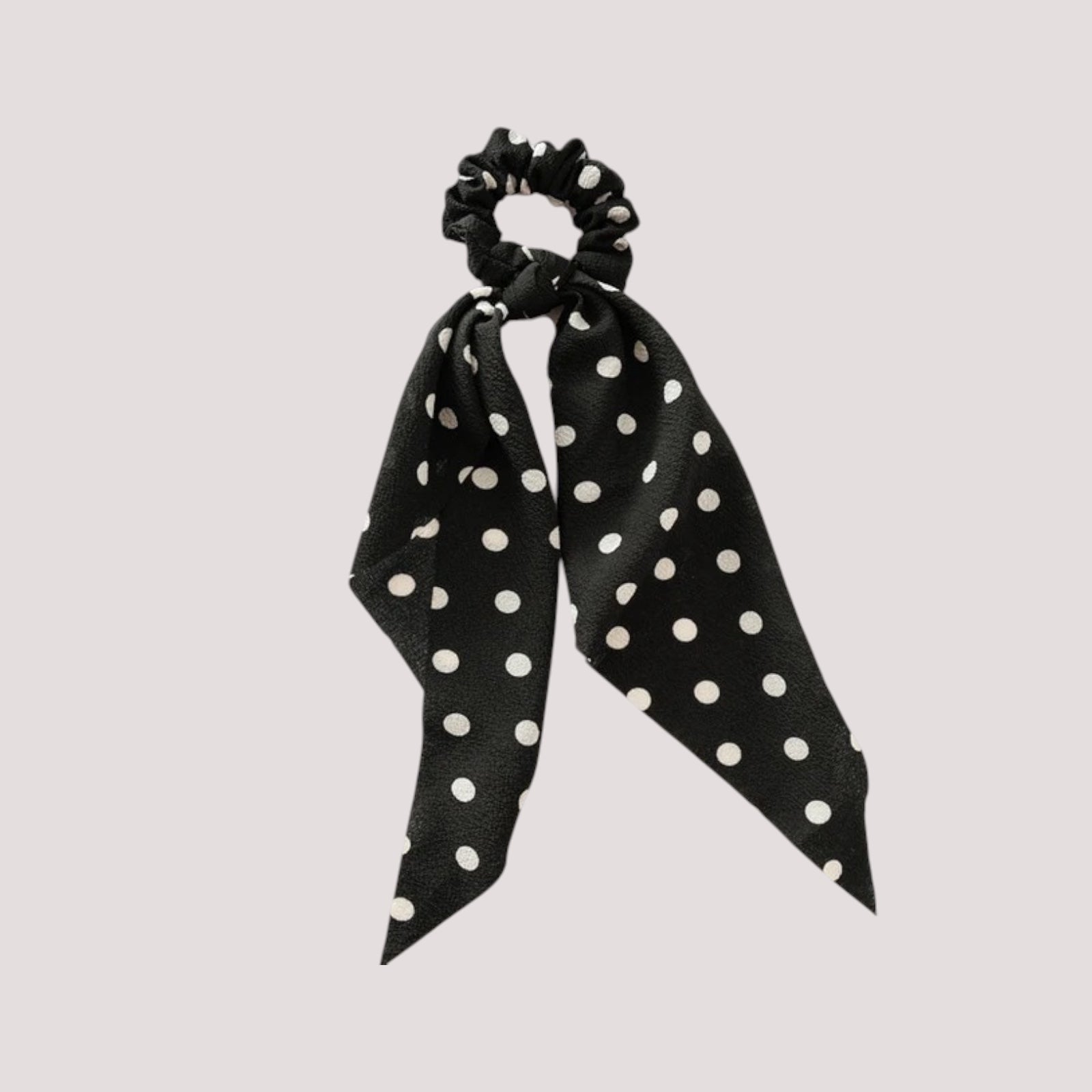 Détail du tissu à pois du chouchou foulard noir