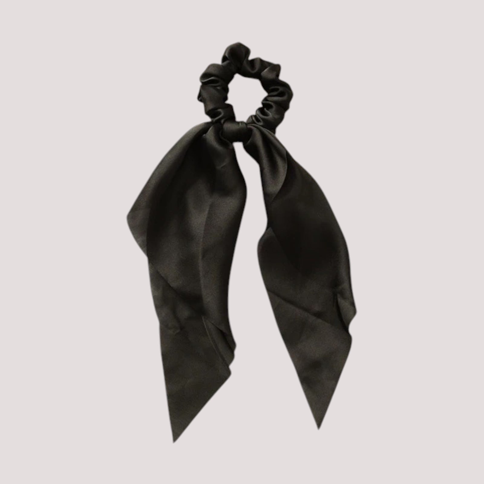 Chouchou foulard noir en polyester sur fond blanc