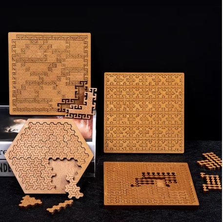 Quatre motifs de tangrams en bois présentés côte à côte