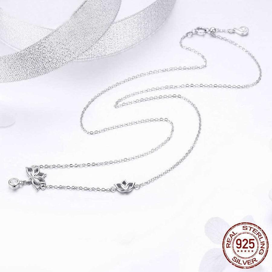 Vue rapprochée du pendentif Fleur de Lotus en argent
