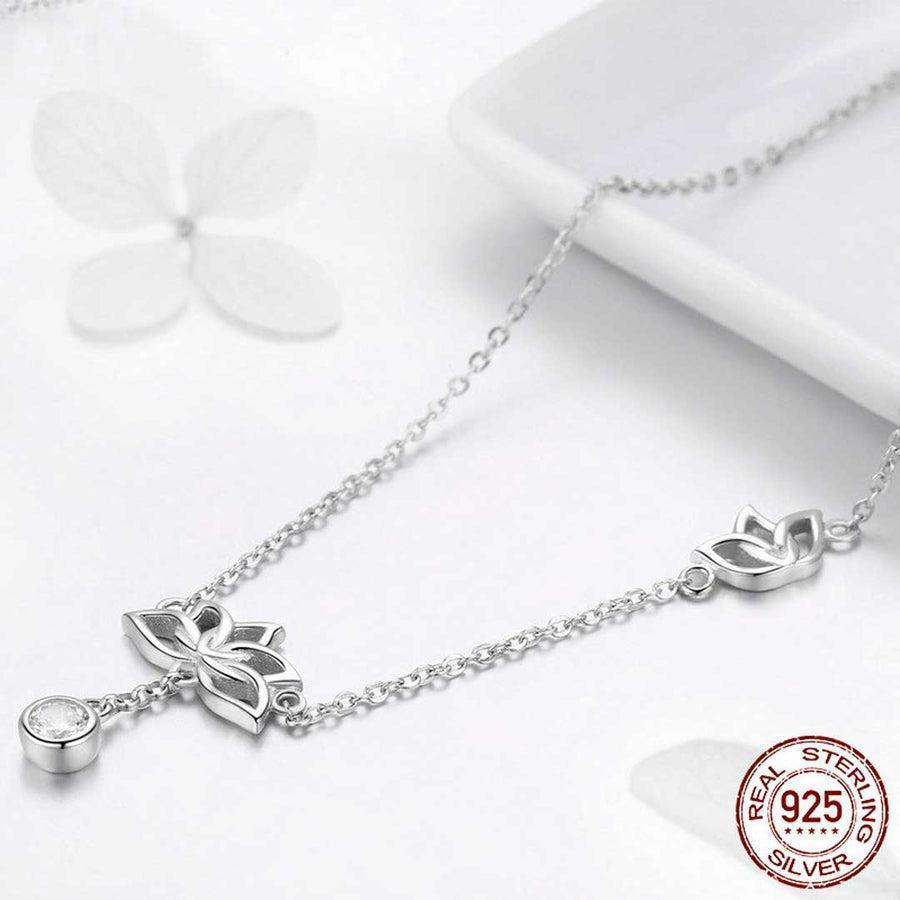 Collier élégant avec strass lumineux sur pendentif Lotus