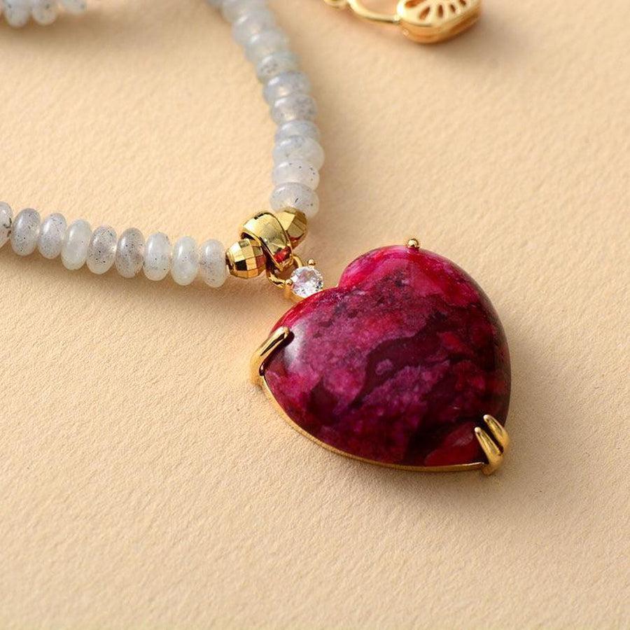 Collier avec pendentif cœur rouge et perles en labradorite