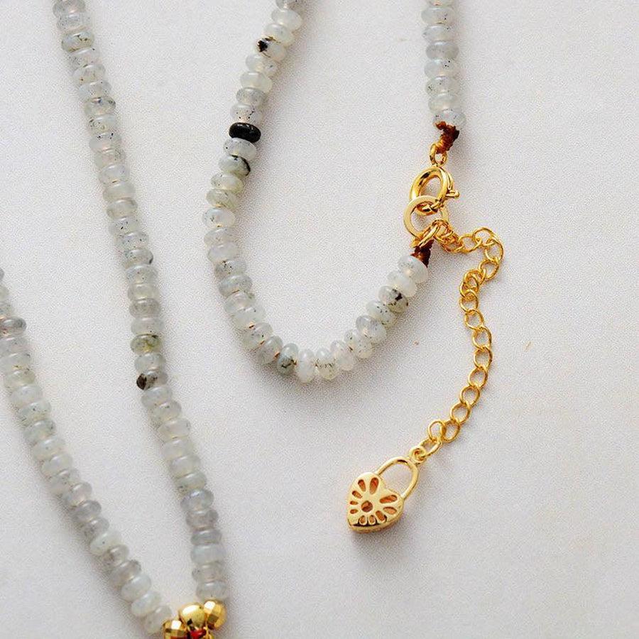 Gros plan sur le pendentif cœur rouge en jade