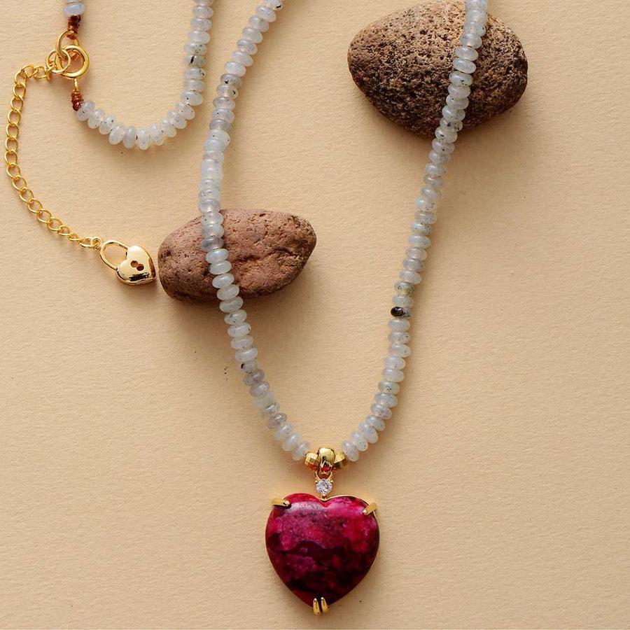 Collier élégant avec pierres protectrices en gros plan