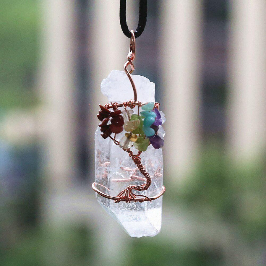 Vue rapprochée du pendentif en cristal blanc et cuivre