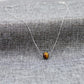 Collier avec pendentif Œil de tigre sur fond blanc