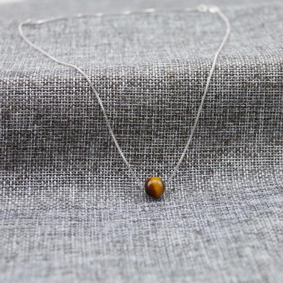 Collier avec pendentif Œil de tigre sur fond blanc
