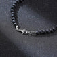 Détail du pendentif poignard élégant sur collier bouddhiste