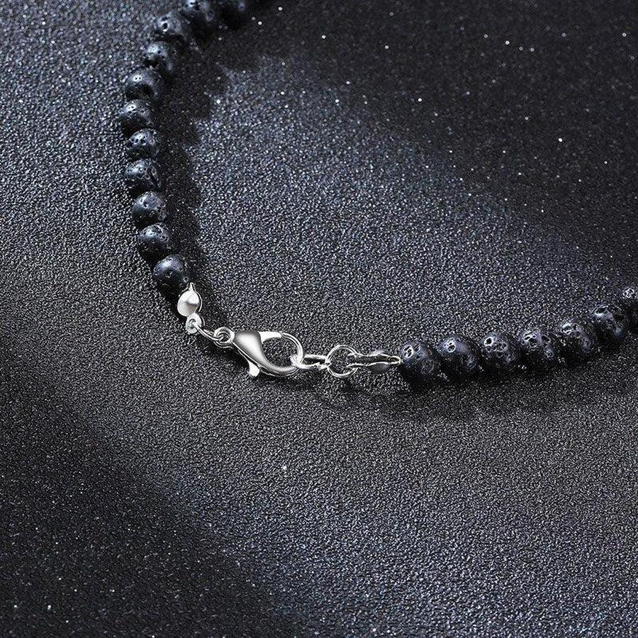 Détail du pendentif poignard élégant sur collier bouddhiste