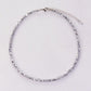Gros plan sur le fermoir mousqueton du collier en cristal