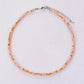 Vue de côté du collier en cristal orangé sur un mannequin