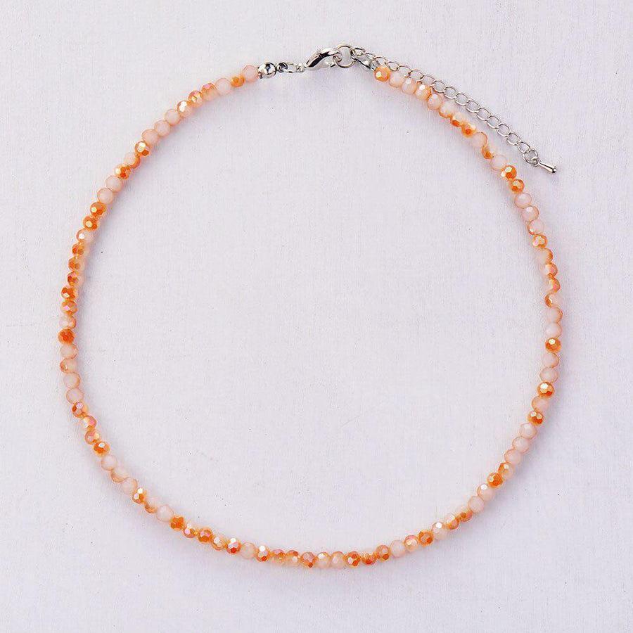 Vue de côté du collier en cristal orangé sur un mannequin