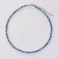 Collier en cristal bleu chatoyant, présenté en gros plan