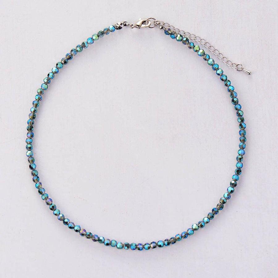 Collier en cristal bleu chatoyant, présenté en gros plan