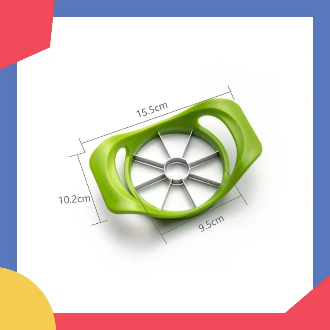 Enfant souriant tenant une trancheuse à pomme