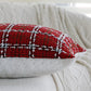 Gros plan sur la texture sherpa du coussin rouge