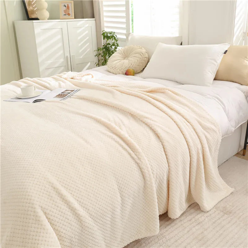 Couverture molleton crème moelleuse sur canapé