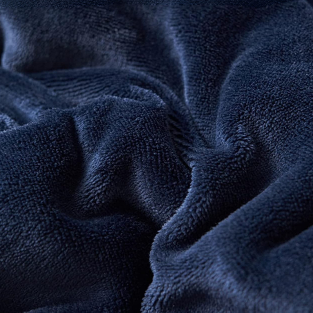 Couverture en laine bleue sur un canapé cosy
