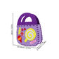 Enfant tenant un mini sac à main en feutre coloré