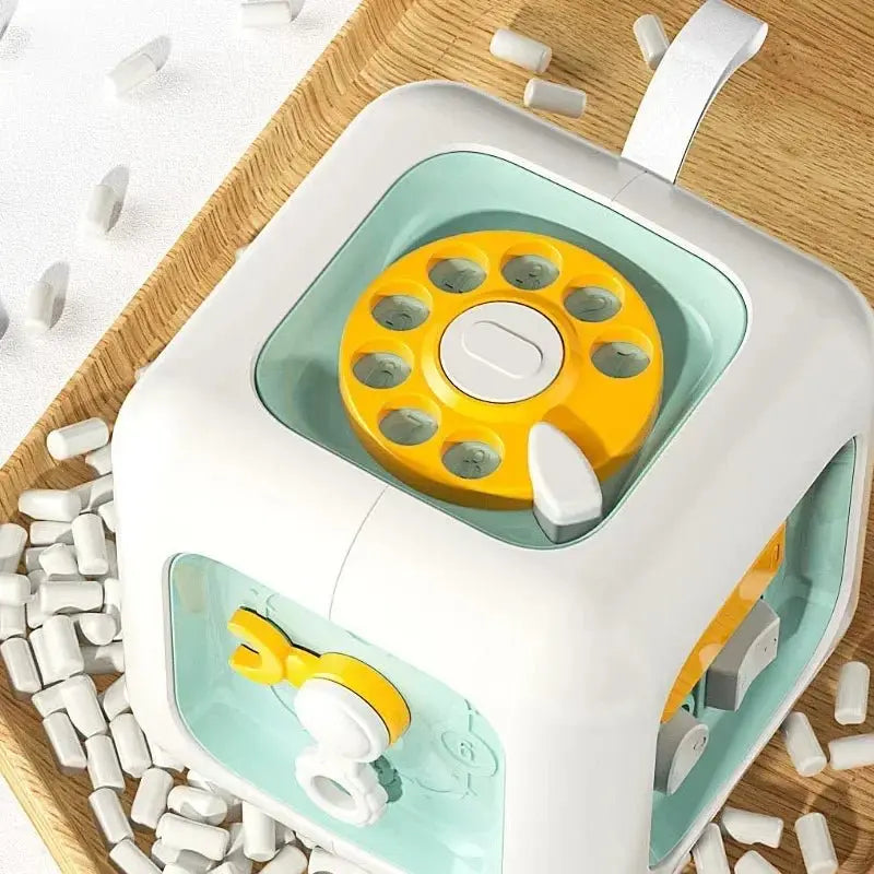 Enfant jouant avec le cube Montessori, développant sa motricité fine