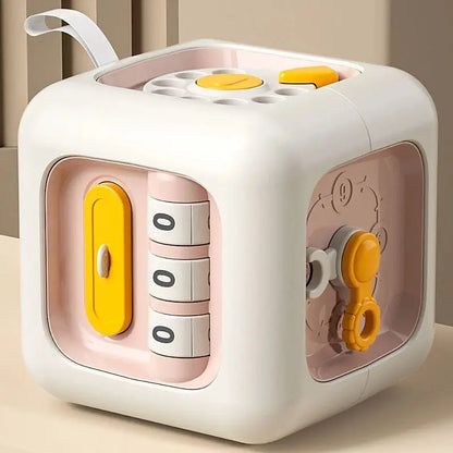 Enfant explorant le cube Montessori, stimulant son autonomie et créativité