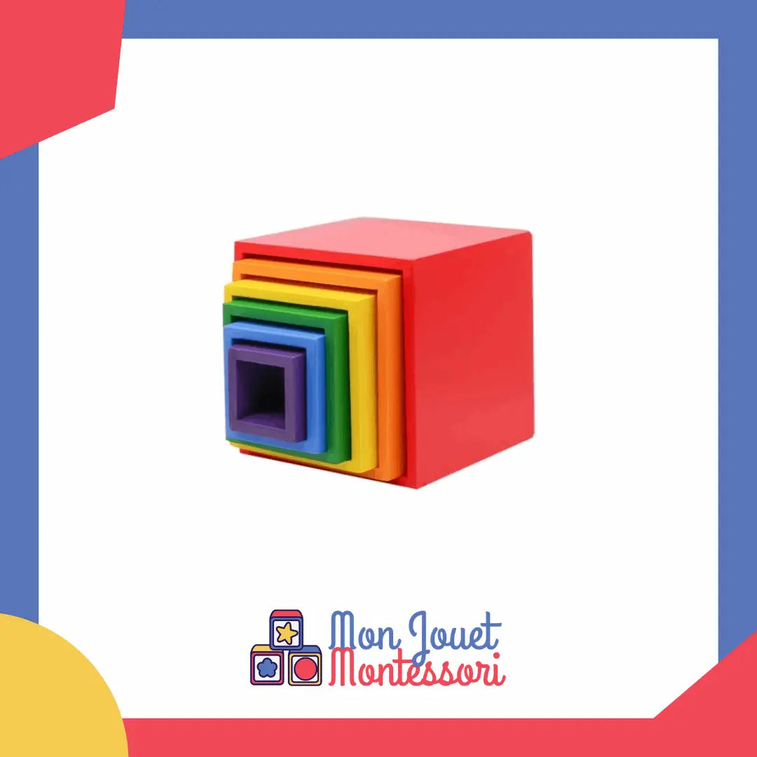 Enfant jouant avec cubes en bois colorés, gros plan