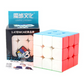 Cube 3x3 coloré posé sur une surface blanche