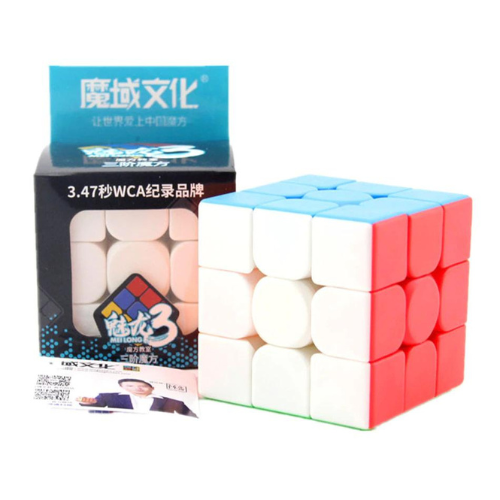 Cube 3x3 coloré posé sur une surface blanche
