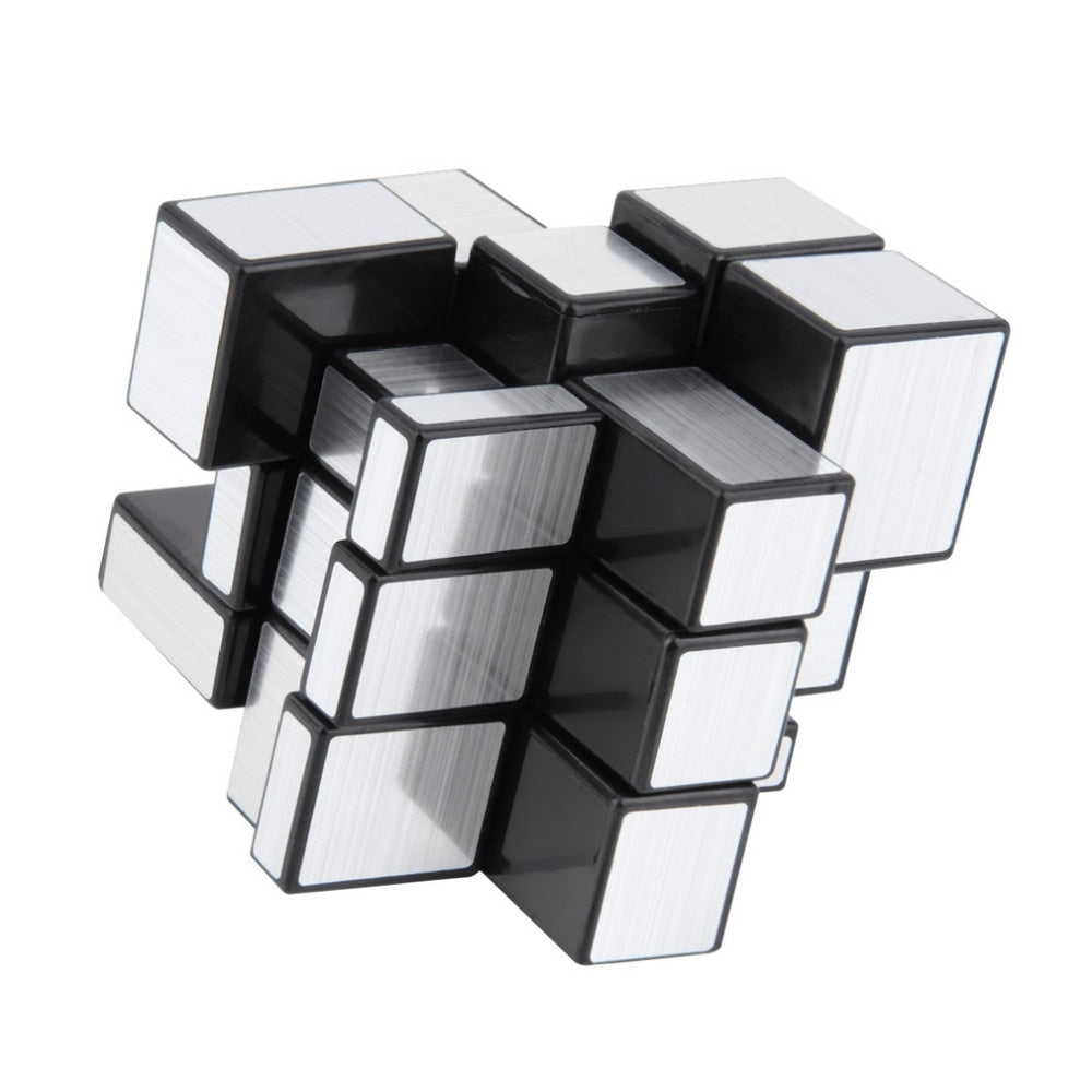 Vue d'ensemble d'un cube miroir doré, formes asymétriques