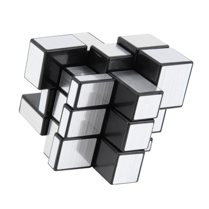 Vue d'ensemble d'un cube miroir doré, formes asymétriques