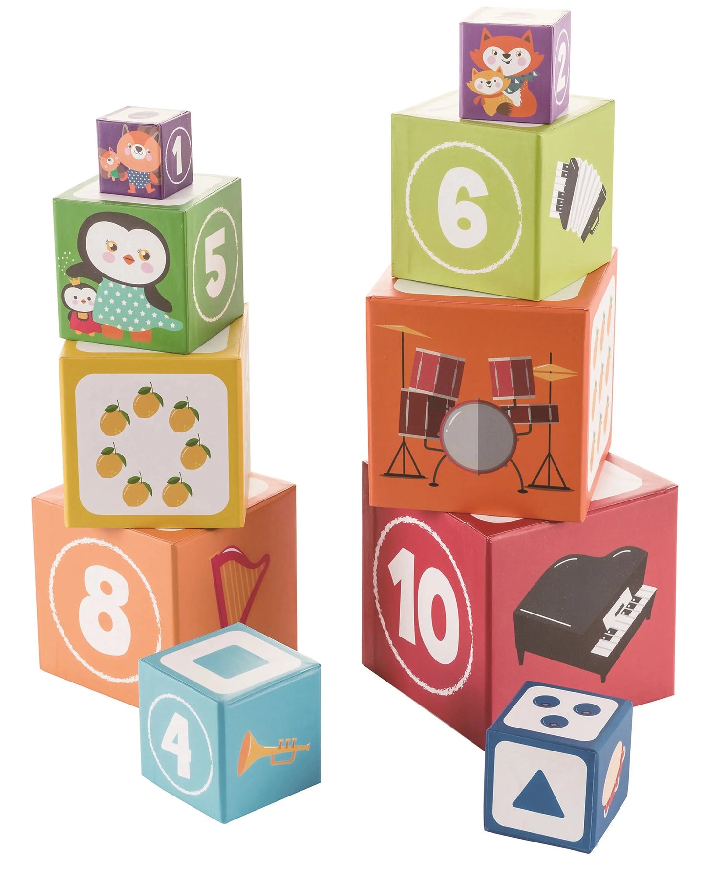 Enfant jouant avec des cubes empilables colorés en carton
