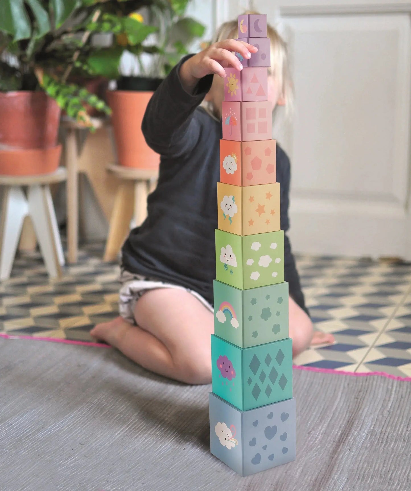 Enfant empilant des cubes pour développer sa motricité fine