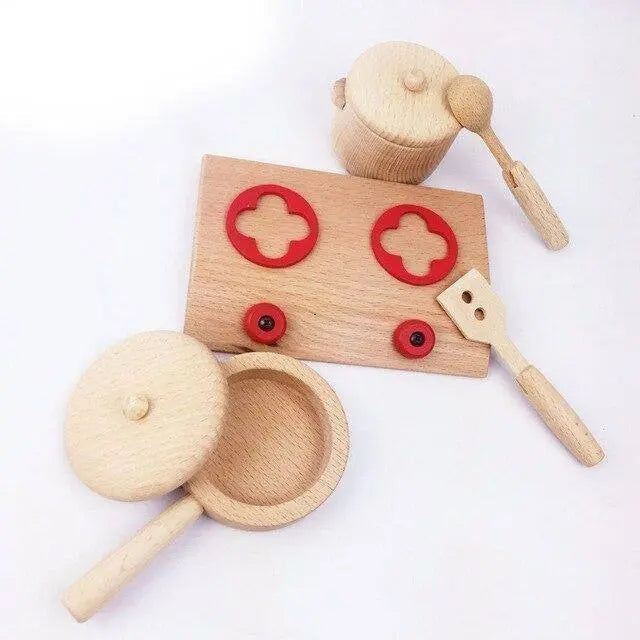 Cuisinière en bois avec accessoires de cuisine colorés