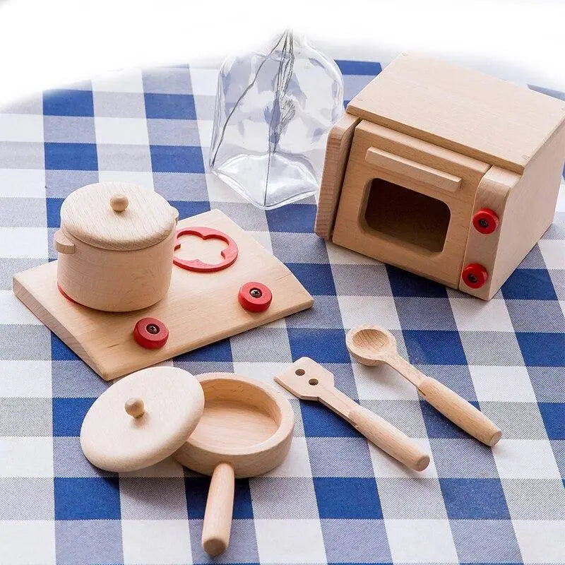 Enfant jouant avec une cuisinière en bois miniature