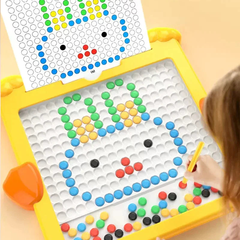 Enfant utilisant un tableau magnétique pour dessiner des motifs
