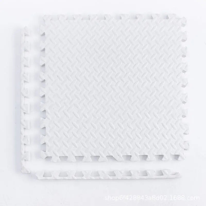 Enfant marchant sur un tapis de motricité en mousse