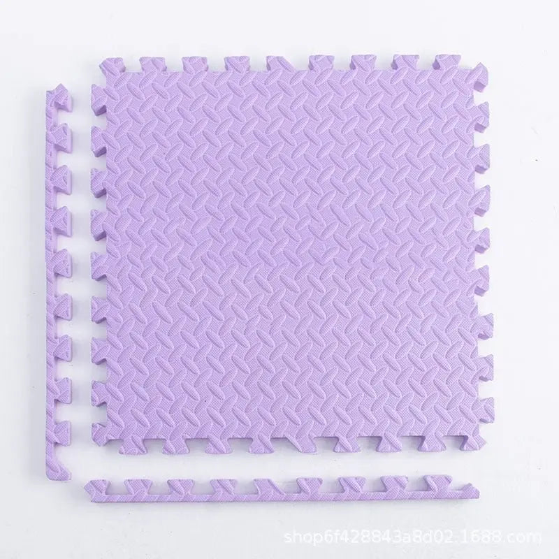 Enfant allongé sur un tapis de jeu en mousse