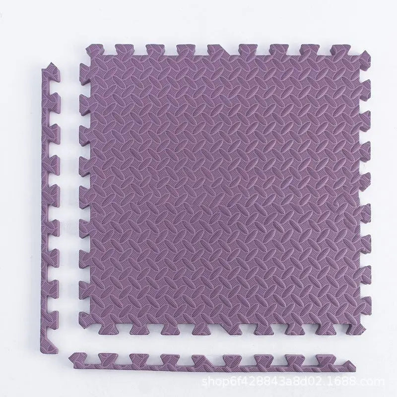 Enfant jouant sur un tapis de motricité en mousse