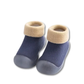 Chaussons en tricot bleu foncé, semelle antidérapante visible