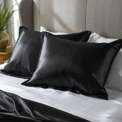 Chambre moderne avec taie d'oreiller en soie noire